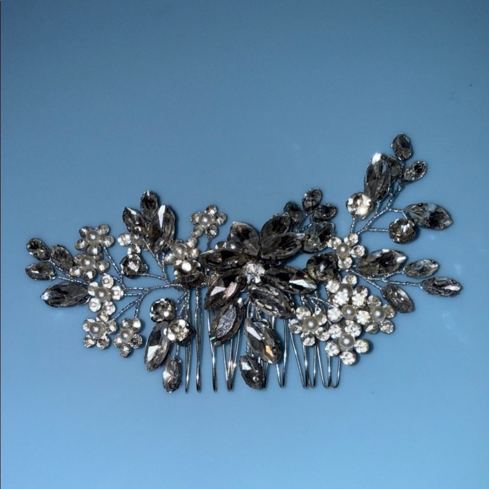 Elegant Silver Floral Hair Comb
